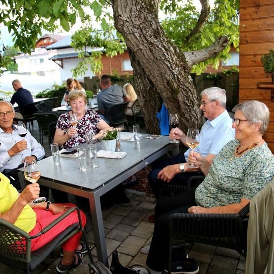 Bild enthält, Adult, Female, Person, Woman, Nature, Outdoors, Male, Man, Restaurant, Table