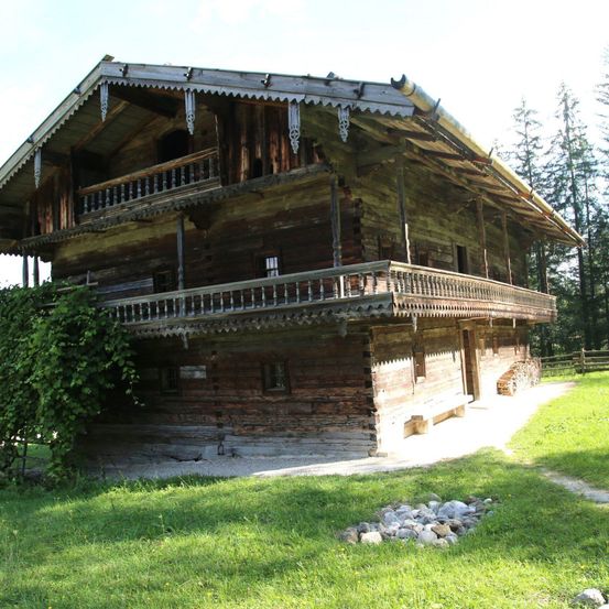 Bild enthält, Building, Outdoors, Shelter, Cottage, House, Housing, Tree, Nature, Fir, Monastery
