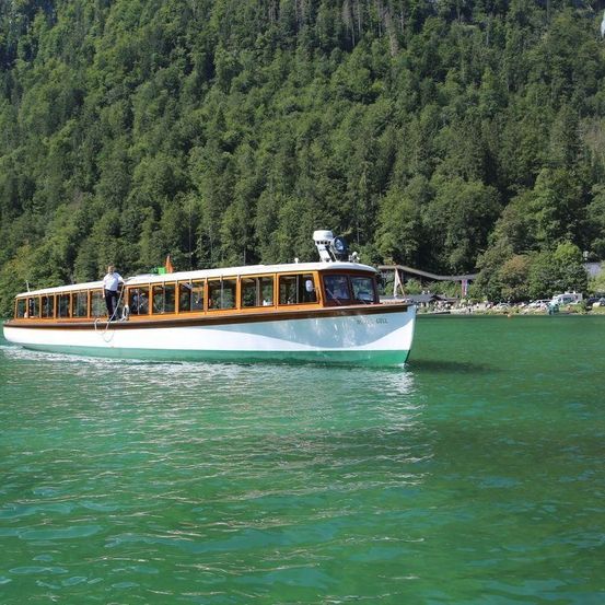 Bild enthält, Boat, Yacht, Tree, Outdoors, Scenery, Vegetation, Sailboat, Boating, Water, Land