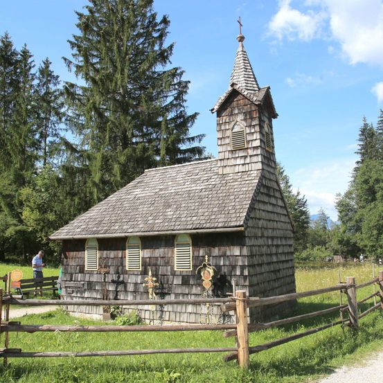 Bild enthält, Cottage, House, Housing, Tree, Outdoors, Shelter, Fir, Spire, Person, Nature