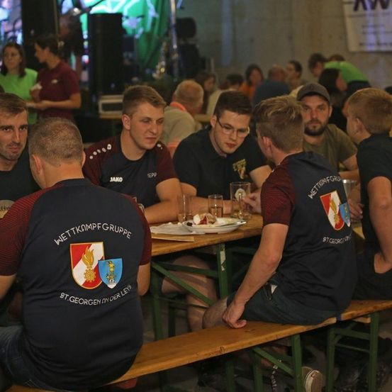Bild enthält, Indoors, Restaurant, Cafeteria, Adult, Male, Man, Person, Urban, Boy, Teen