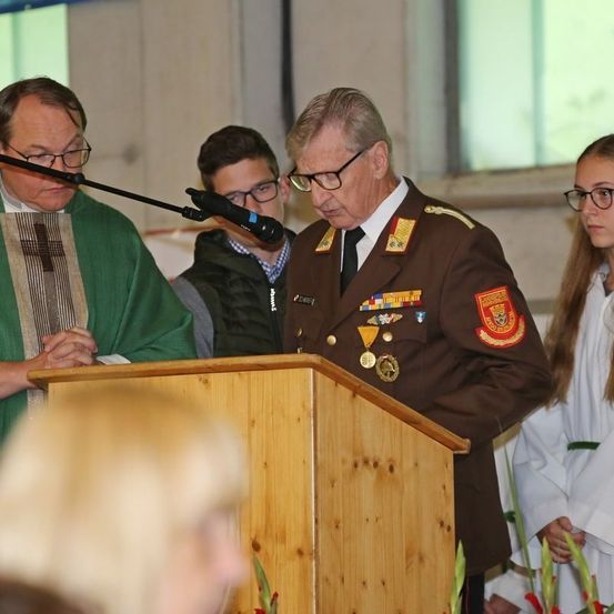 Bild enthält, Crowd, Person, Adult, Female, Woman, Male, Man, Audience, Officer, Tie