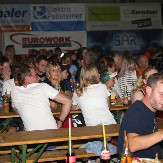 Bild enthält, Cafeteria, Restaurant, Urban, Adult, Male, Man, Person, Female, Woman, Child