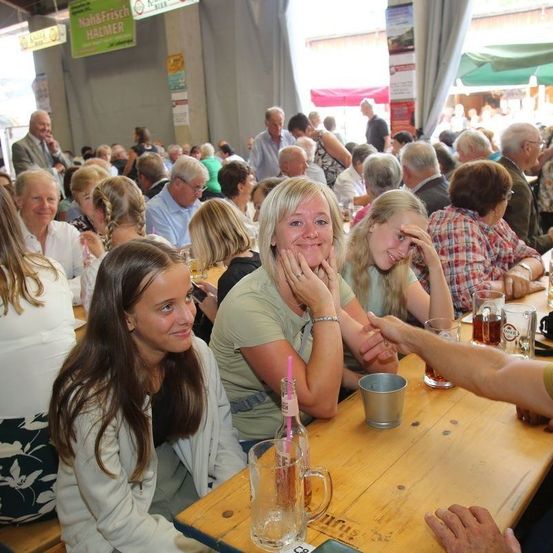 Bild enthält, Adult, Female, Person, Woman, People, Male, Man, Urban, Restaurant, Face