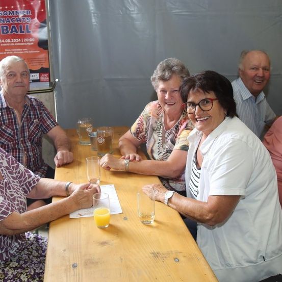 Bild enthält, People, Person, Dining Table, Table, Adult, Male, Man, Female, Woman, Head