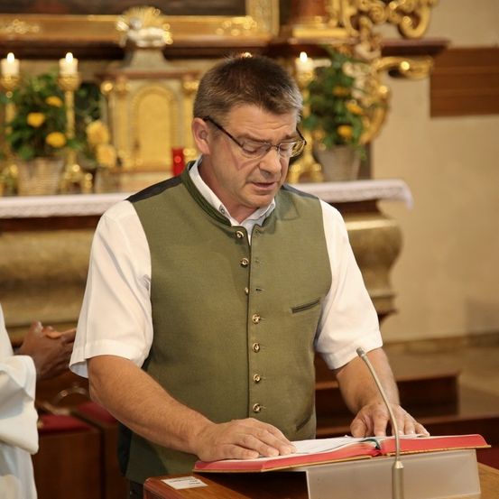Bild enthält, Adult, Male, Man, Person, Priest, Face, Head, Candle
