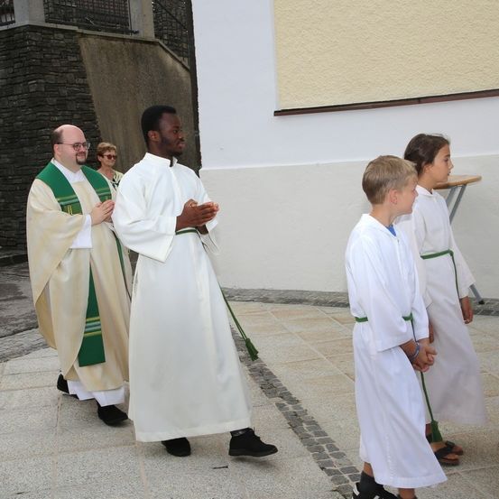 Bild enthält, Adult, Male, Man, Person, Priest, Clothing, Footwear, Shoe, Bishop, Face