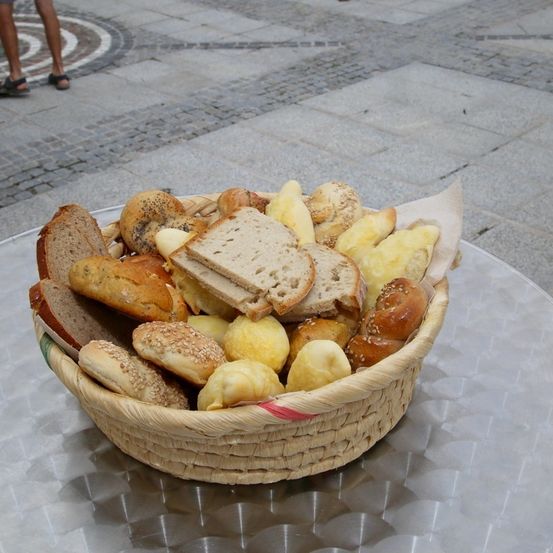 Bild enthält, Bread, Food, Person, Clothing, Footwear, Shoe, Shorts, Food Presentation, Meal