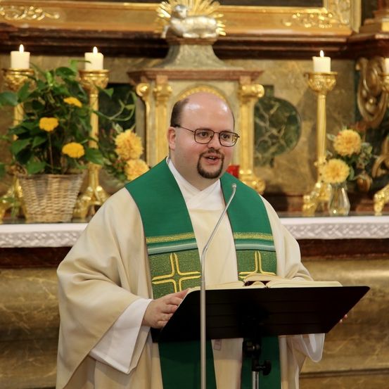 Bild enthält, Person, Priest, Adult, Male, Man, Candle, Face, Plant, Altar, Glasses