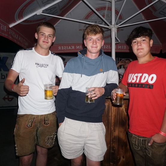 Bild enthält, Shorts, T-Shirt, Person, Portrait, Boy, Male, Teen, Beer, Urban, Shelter