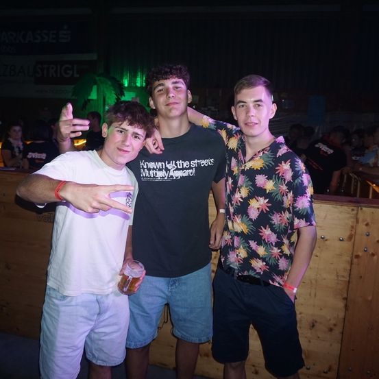 Bild enthält, Pub, Club, Urban, T-Shirt, Pants, Boy, Male, Person, Teen, Man