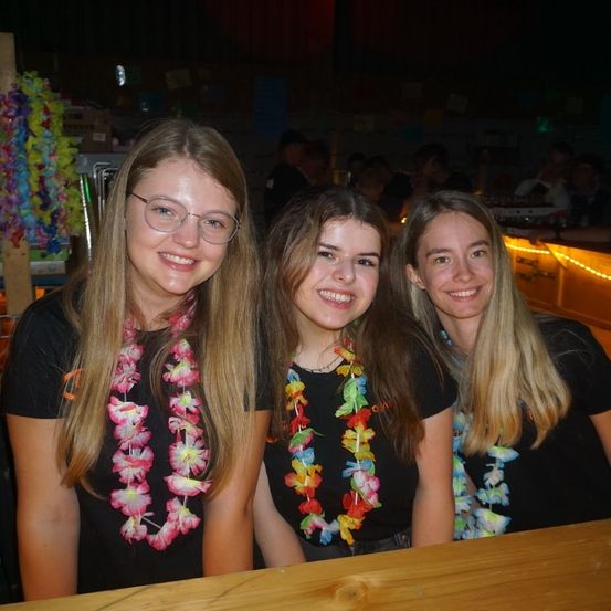 Bild enthält, Flower, Flower Arrangement, Accessories, Ornament, Face, Person, Photography, Portrait, Glasses, Lei