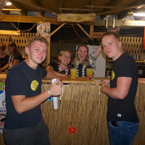 Bild enthält, T-Shirt, Person, Photography, Portrait, Pub, Wood, Adult, Male, Man, Plywood