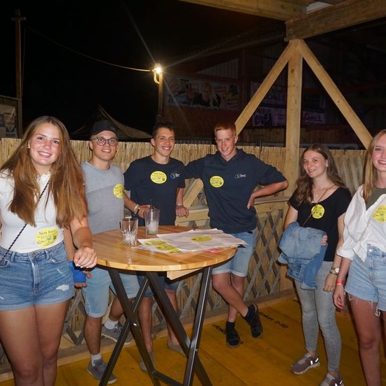 Bild enthält, Shorts, Wood, Plywood, Pants, Table, Dining Table, Person, Portrait, T-Shirt, Woman