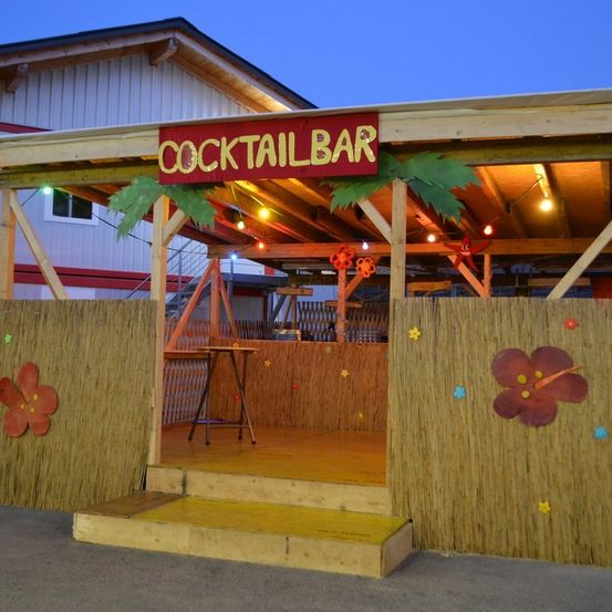 Bild enthält, Plywood, Wood, Building, Outdoors, Shelter, Interior Design, Housing, Porch, Nature, Countryside