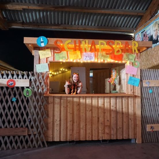 Bild enthält, Plywood, Wood, Building, Person, Interior Design, Face, Kiosk, Table, Restaurant, Outdoors