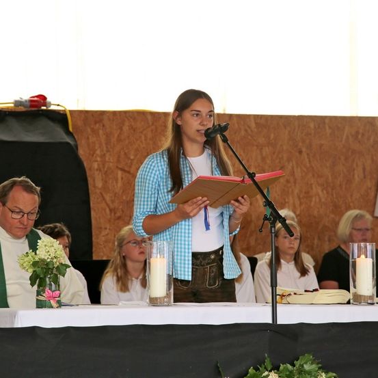 Bild enthält, Adult, Female, Person, Woman, Flower Arrangement, Crowd, Girl, Teen, Bride, Microphone