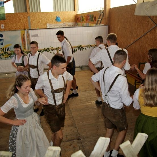 Bild enthält, Wood, Person, Adult, Male, Man, Shorts, Plywood, Skirt, Shoe, Face