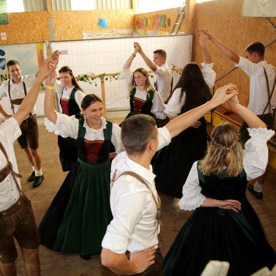 Bild enthält, People, Person, Adult, Male, Man, Bride, Female, Woman, Dancing, Shorts