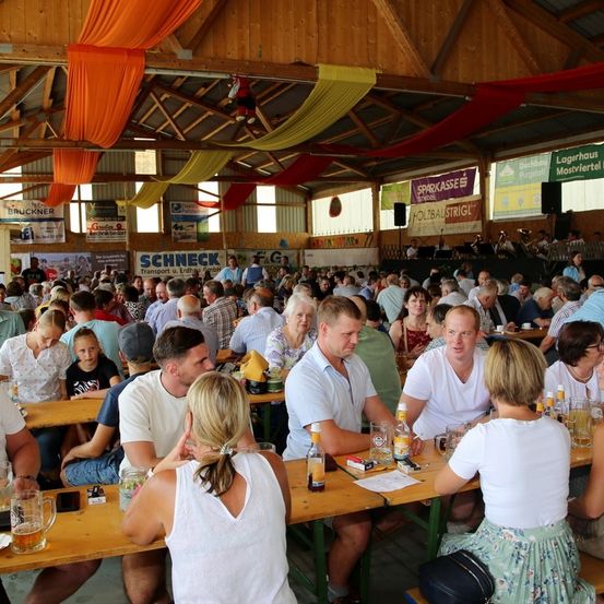 Bild enthält, Indoors, Restaurant, Cafeteria, Food Court, Person, Adult, Male, Man, Boy, Child
