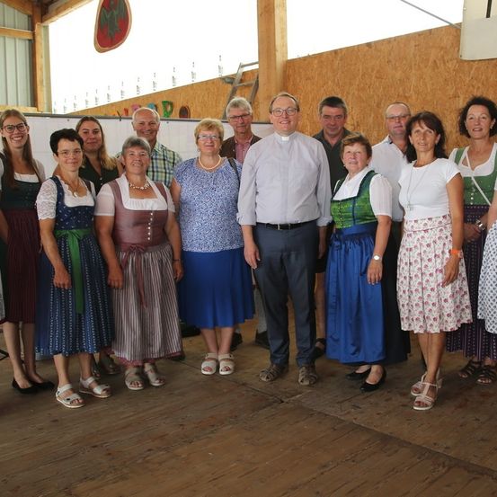 Bild enthält, Skirt, Blouse, Person, Adult, Female, Woman, Male, Man, Dress, Groupshot
