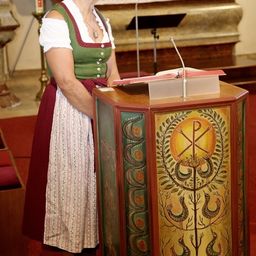 Bild enthält, Adult, Female, Person, Woman, Altar, Crowd, Necklace, Face, Candle, Audience