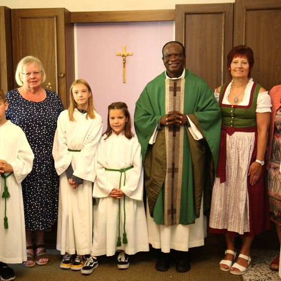 Bild enthält, Adult, Female, Person, Woman, Cross, Priest, Male, Man, Face, People