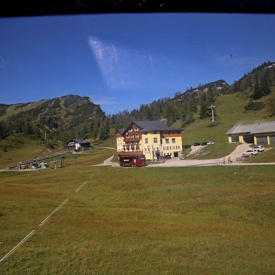 Bild enthält, Building, Outdoors, Nature, Scenery, Countryside, Fir, Grass, Field, Rural, Grassland