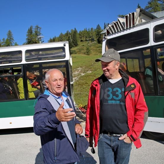 Bild enthält, Jeans, Pants, Adult, Male, Man, Person, Jacket, Bus, Wheel, Handbag