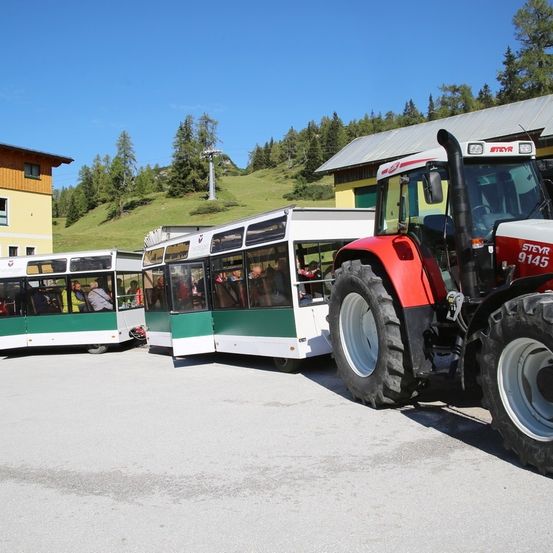 Bild enthält, Machine, Wheel, Person, Bus, Transportation, Vehicle, Architecture, Building, Outdoors