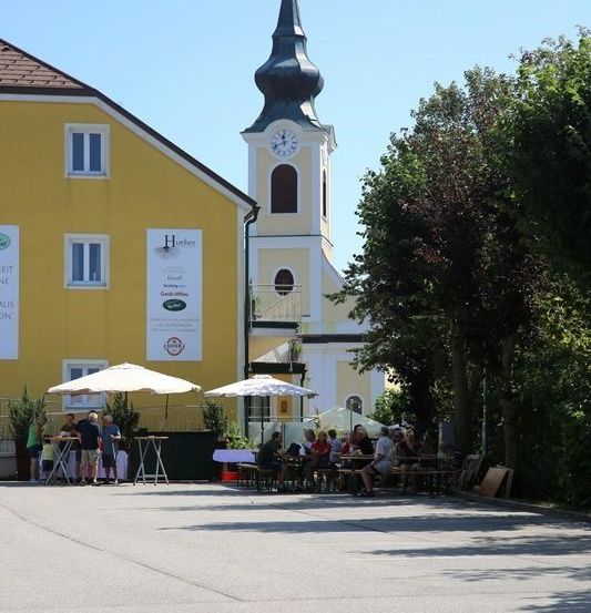 Bild enthält, Architecture, Bell Tower, Building, Tower, Clock Tower, Spire, Person, City, Monastery, Plant