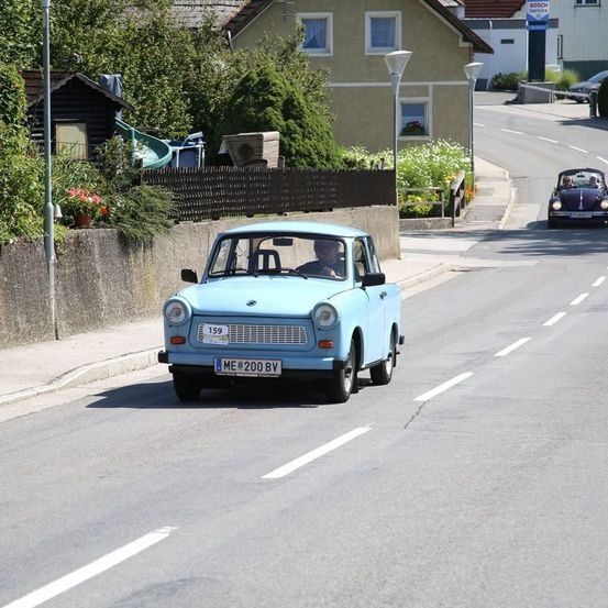 Bild enthält, City, Car, Vehicle, Road, Urban, Street, Person, Bumper, Wheel, Suburb