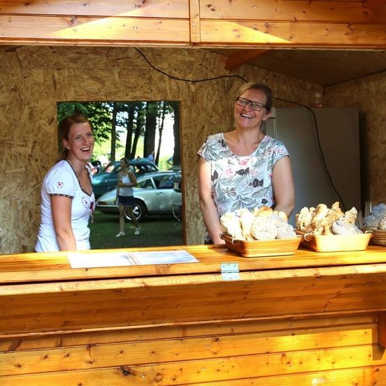 Bild enthält, Wood, Interior Design, Shelter, Person, Portrait, Adult, Female, Woman, Table, Plywood