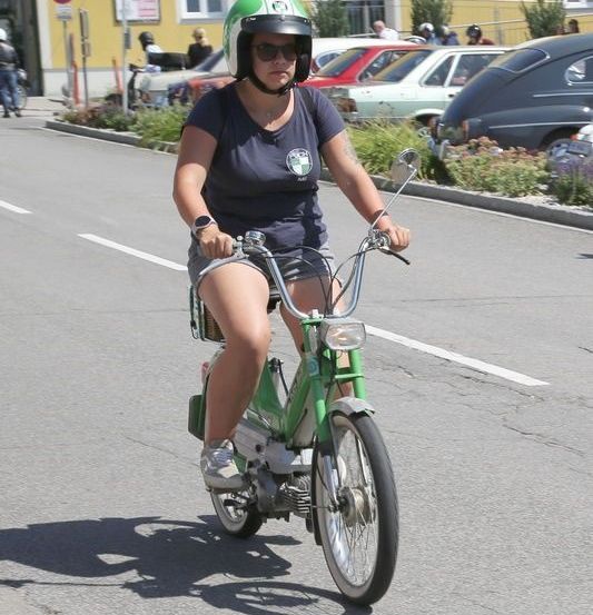 Bild enthält, Helmet, City, Street, Urban, Hardhat, Person, Bicycle, Wheel, Glasses, Moped