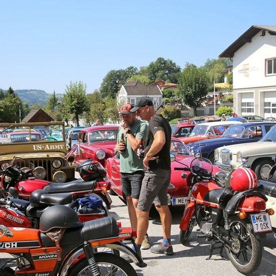 Bild enthält, Neighborhood, Car Show, Helmet, Shorts, Person, Wheel, Adult, Female, Woman, Man