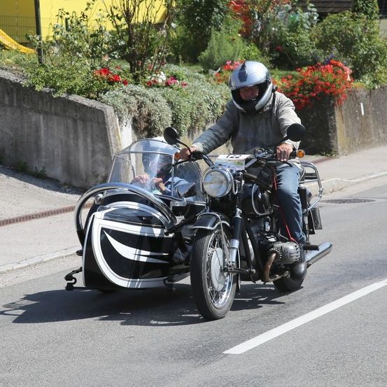Bild enthält, Motorcycle, Vehicle, Helmet, Adult, Male, Man, Person, Sidecar, Machine, Wheel