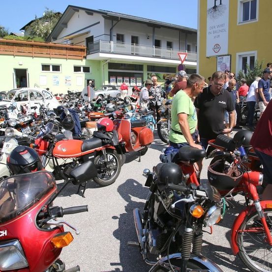 Bild enthält, Moped, Motorcycle, Helmet, Wheel, Adult, Male, Man, Person, Bicycle, Car