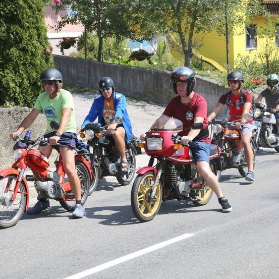 Bild enthält, Moped, Motorcycle, Adult, Male, Man, Person, Wheel, Helmet, Vacation, Shoe