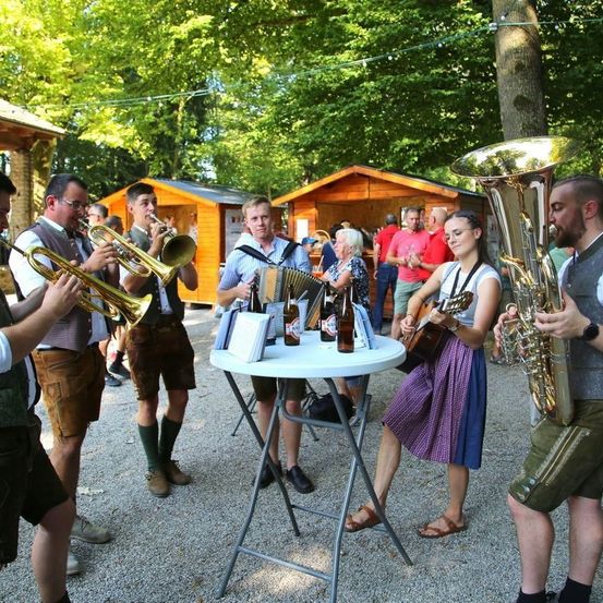 Bild enthält, Shorts, Person, Portrait, People, Adult, Male, Man, Music Band, Female, Woman