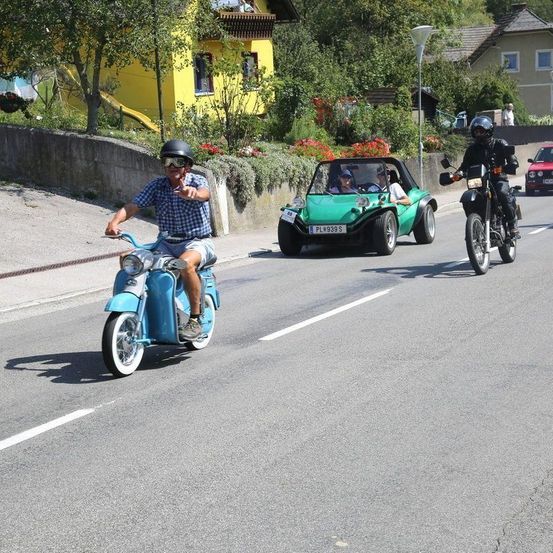 Bild enthält, Moped, Motorcycle, City, Street, Urban, Car, Adult, Male, Man, Person