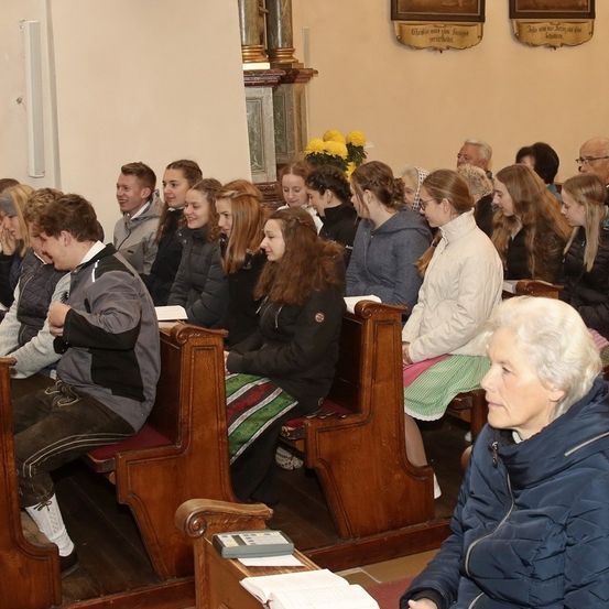Bild enthält, Adult, Female, Person, Woman, Indoors, Face, Head, People, Wood, Prayer