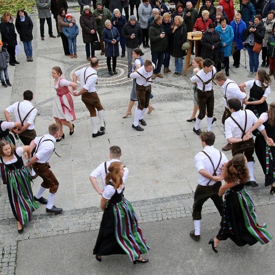 Bild enthält, People, Person, Child, Female, Girl, Flash Mob, Footwear, Shoe, Jeans, Pants