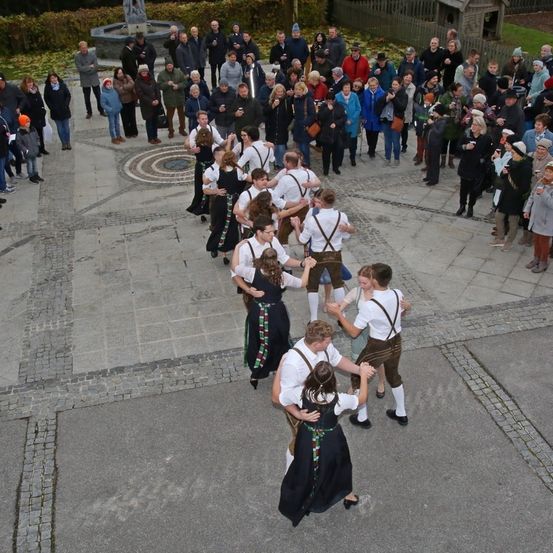 Bild enthält, People, Person, Clothing, Pants, Footwear, Shoe, Formal Wear, City, Urban, Flash Mob