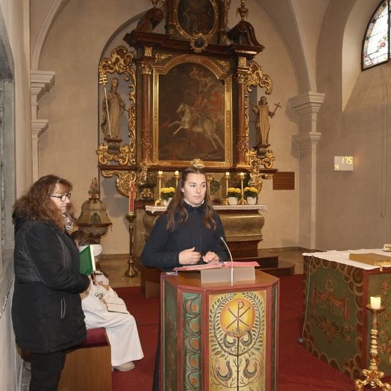 Bild enthält, Altar, Building, Prayer, Adult, Female, Person, Woman, Coat, Face, Crowd