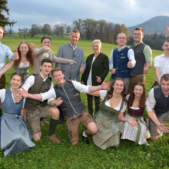 Bild enthält, Grass, People, Person, Skirt, Park, Portrait, Pants, Grassland, Groupshot, Dress