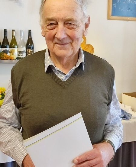Bild enthält, Face, Head, Person, Photography, Portrait, Adult, Male, Man, Smile, Blackboard
