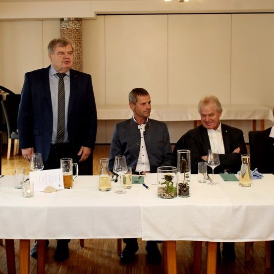 Bild enthält, People, Person, Dining Table, Table, Adult, Female, Woman, Dining Room, Crowd, Man