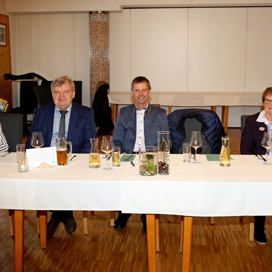 Bild enthält, Dining Table, Furniture, Table, People, Person, Dining Room, Adult, Male, Man, Suit