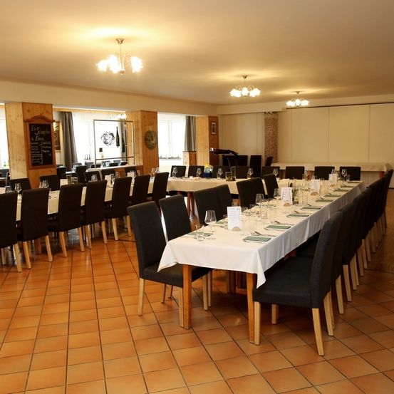 Bild enthält, Floor, Dining Table, Furniture, Table, Flooring, Building, Dining Room, Indoors, Restaurant, Chair