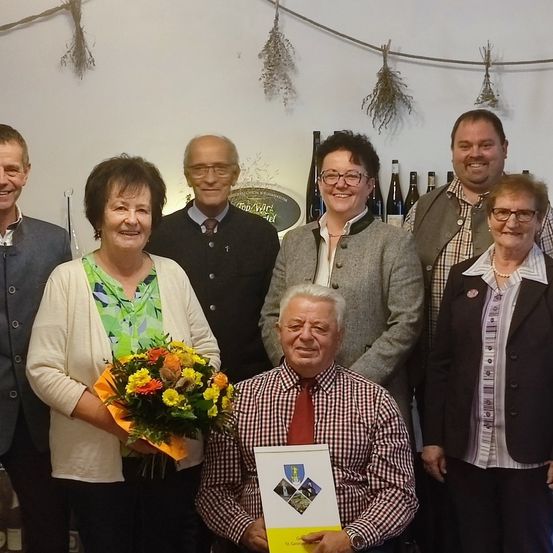 Bild enthält, Flower, Flower Arrangement, Flower Bouquet, Blazer, Coat, Jacket, Portrait, People, Potted Plant, Suit